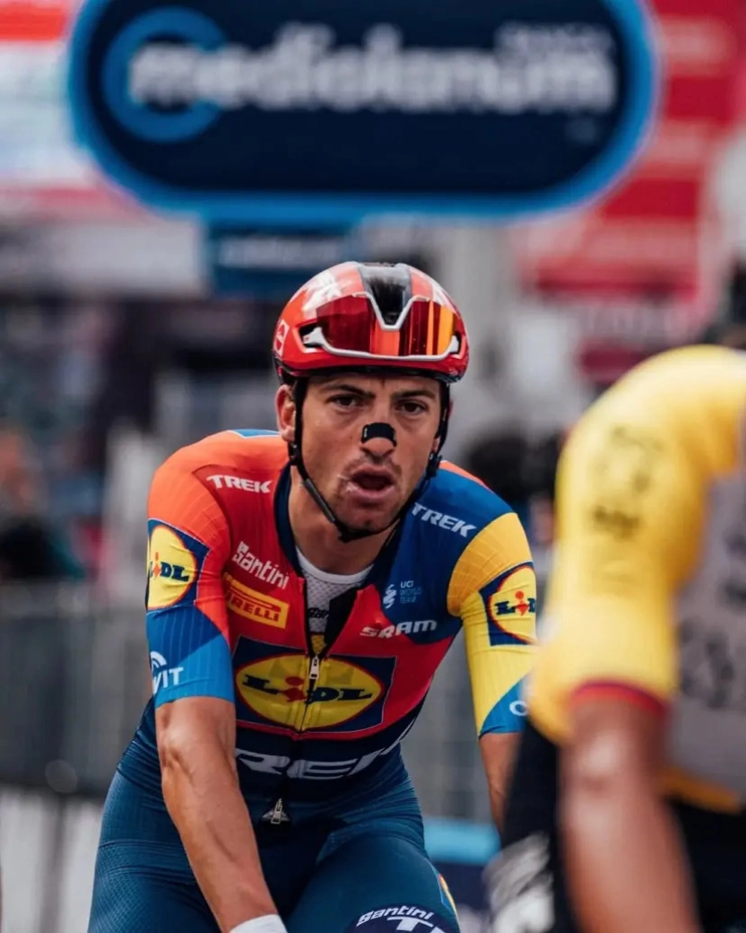 Kasper Asgreen wins a crash-filled stage of the Giro d'Italia that leaves Del Toro even more in the lead