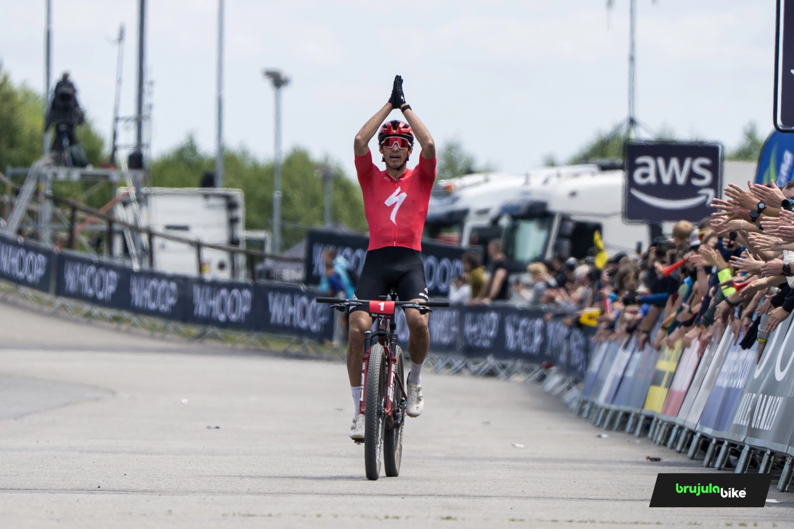 Chris Blevins signs another amazing performance in Nove Mesto and consolidates his dominance in the XCO World Cup 2025
