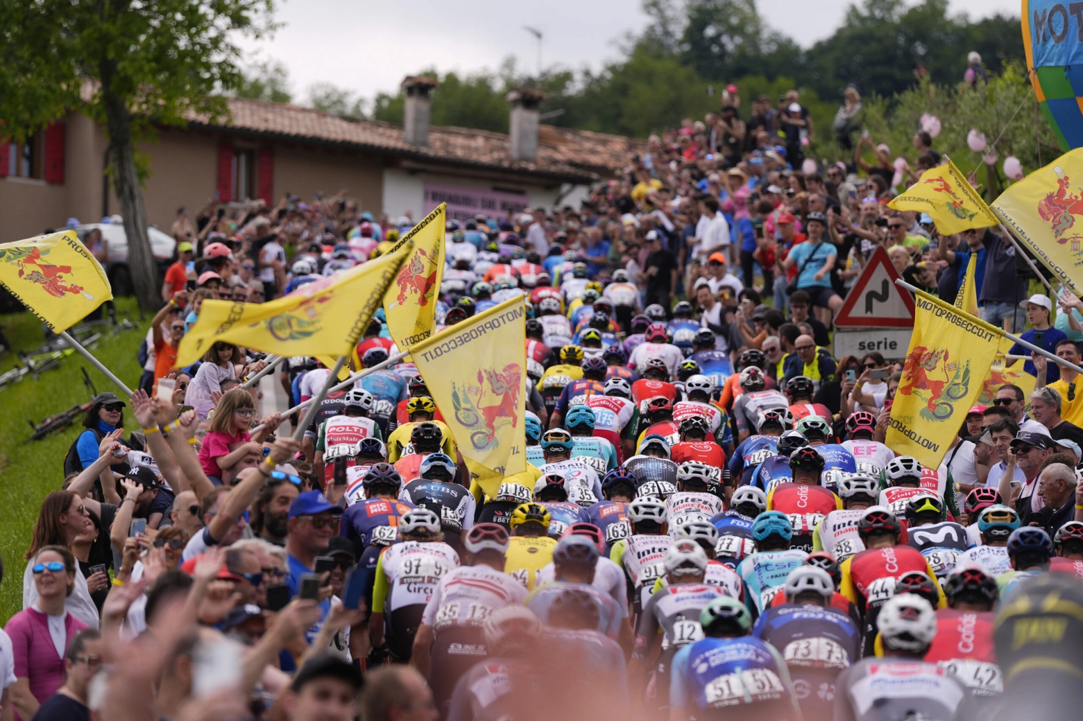 Great victory for Carlos Verona on the day that Primoz Roglic complicates the general classification of the Giro d'Italia