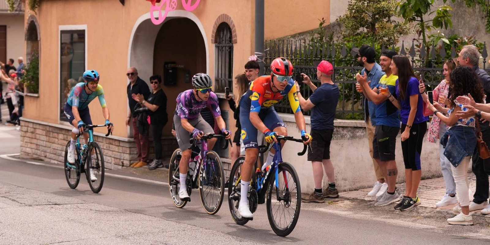 Great victory for Carlos Verona on the day that Primoz Roglic complicates the general classification of the Giro d'Italia
