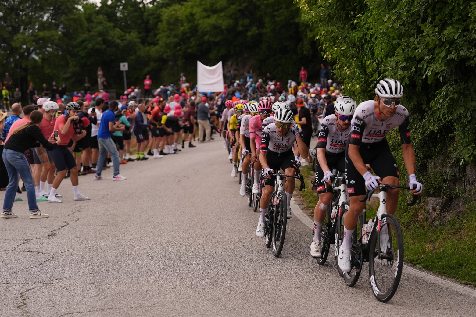 Great victory for Carlos Verona on the day that Primoz Roglic complicates the general classification of the Giro d'Italia