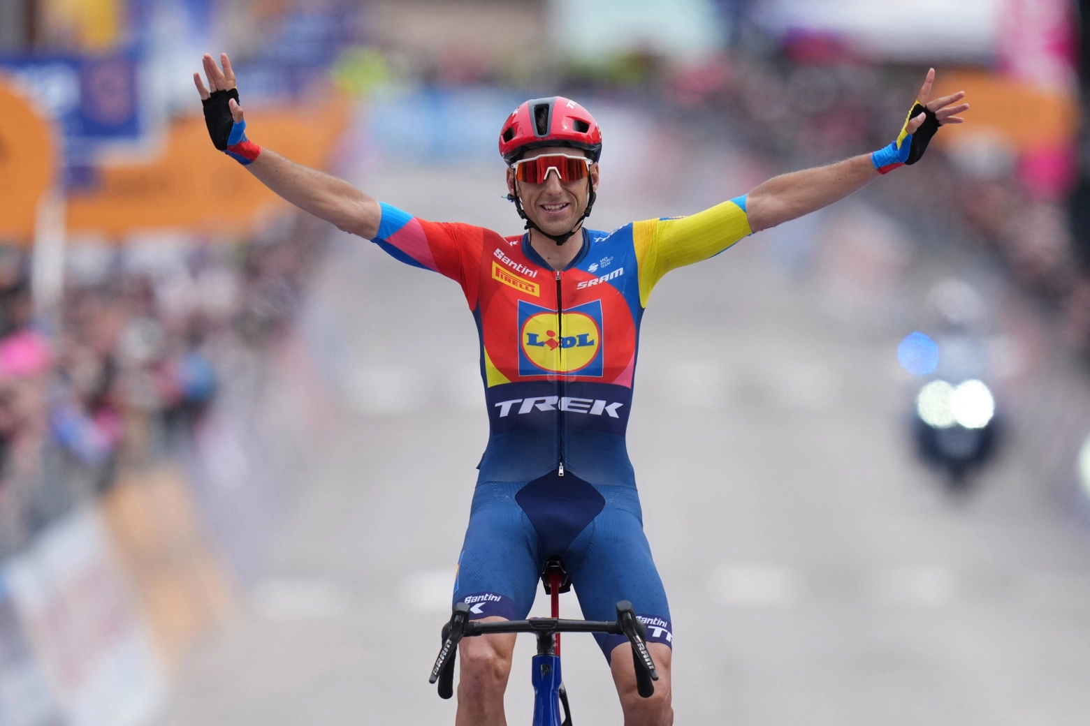 Great victory for Carlos Verona on the day that Primoz Roglic complicates the general classification of the Giro d'Italia