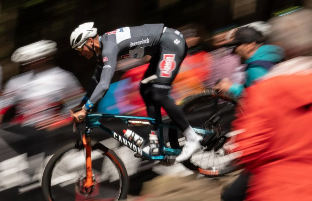 Video with the 2 falls of Van der Poel that have left him out of the game in Nove Mesto