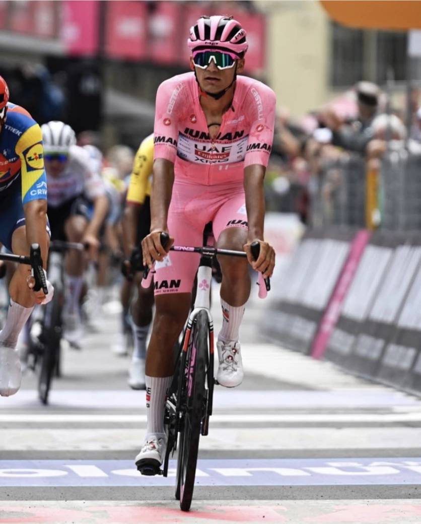 Richard Carapaz takes a giant step towards winning the Giro and tightens the overall standings