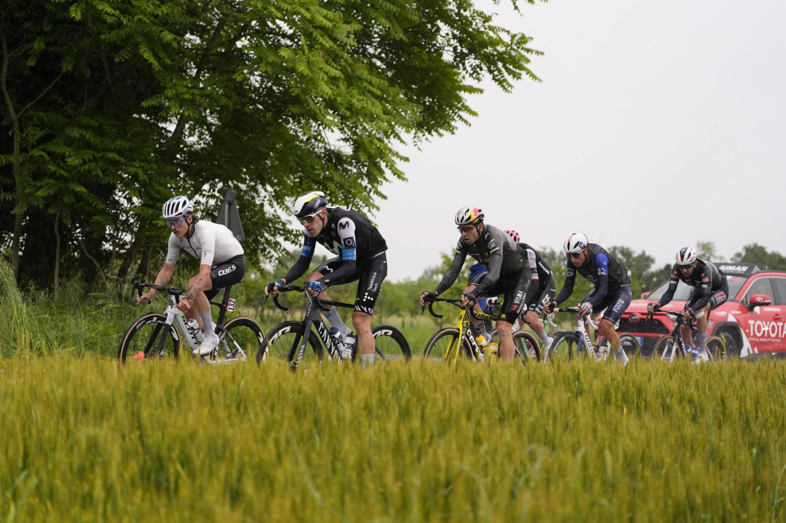 Richard Carapaz takes a giant step towards winning the Giro and tightens the overall standings