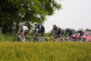 Richard Carapaz takes a giant step towards winning the Giro and tightens the overall standings