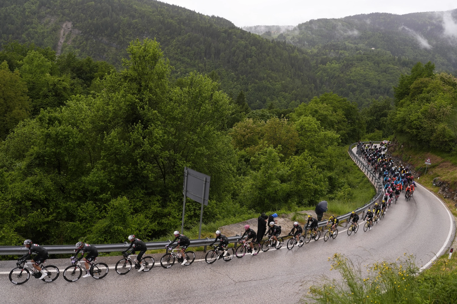 Richard Carapaz takes a giant step towards winning the Giro and tightens the overall standings