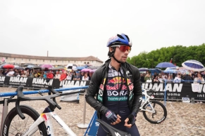 Richard Carapaz takes a giant step towards winning the Giro and tightens the overall standings
