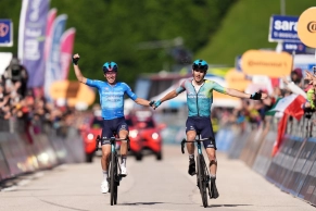 Richard Carapaz takes a giant step towards winning the Giro and tightens the overall standings