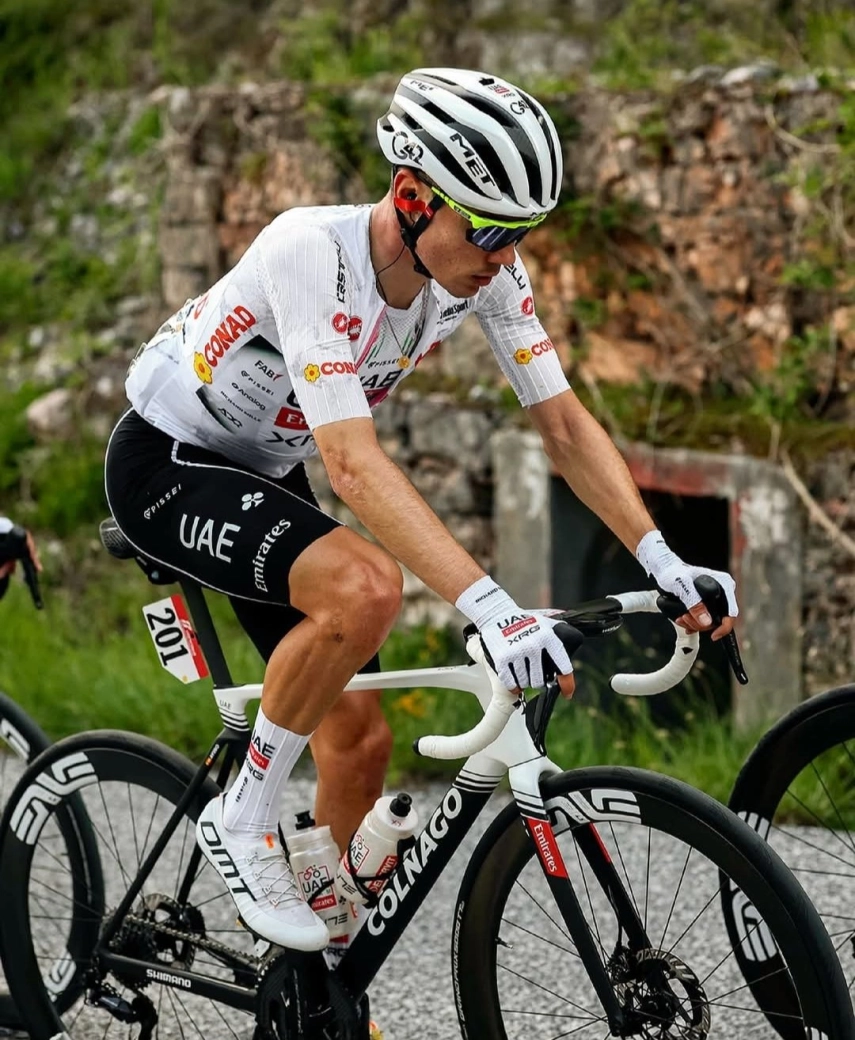 Richard Carapaz takes a giant step towards winning the Giro and tightens the overall standings