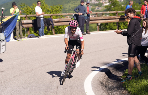 Richard Carapaz takes a giant step towards winning the Giro and tightens the overall standings