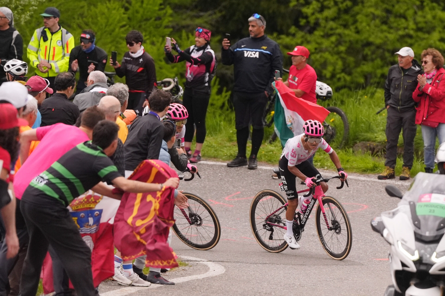 Del Toro defends the pink jersey of the Giro d'Italia like a champion against a Carapaz who continues to bet on winning