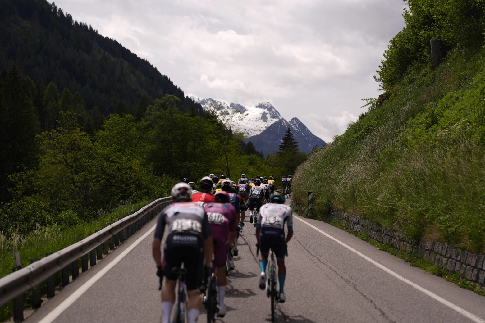 Del Toro defends the pink jersey of the Giro d'Italia like a champion against a Carapaz who continues to bet on winning