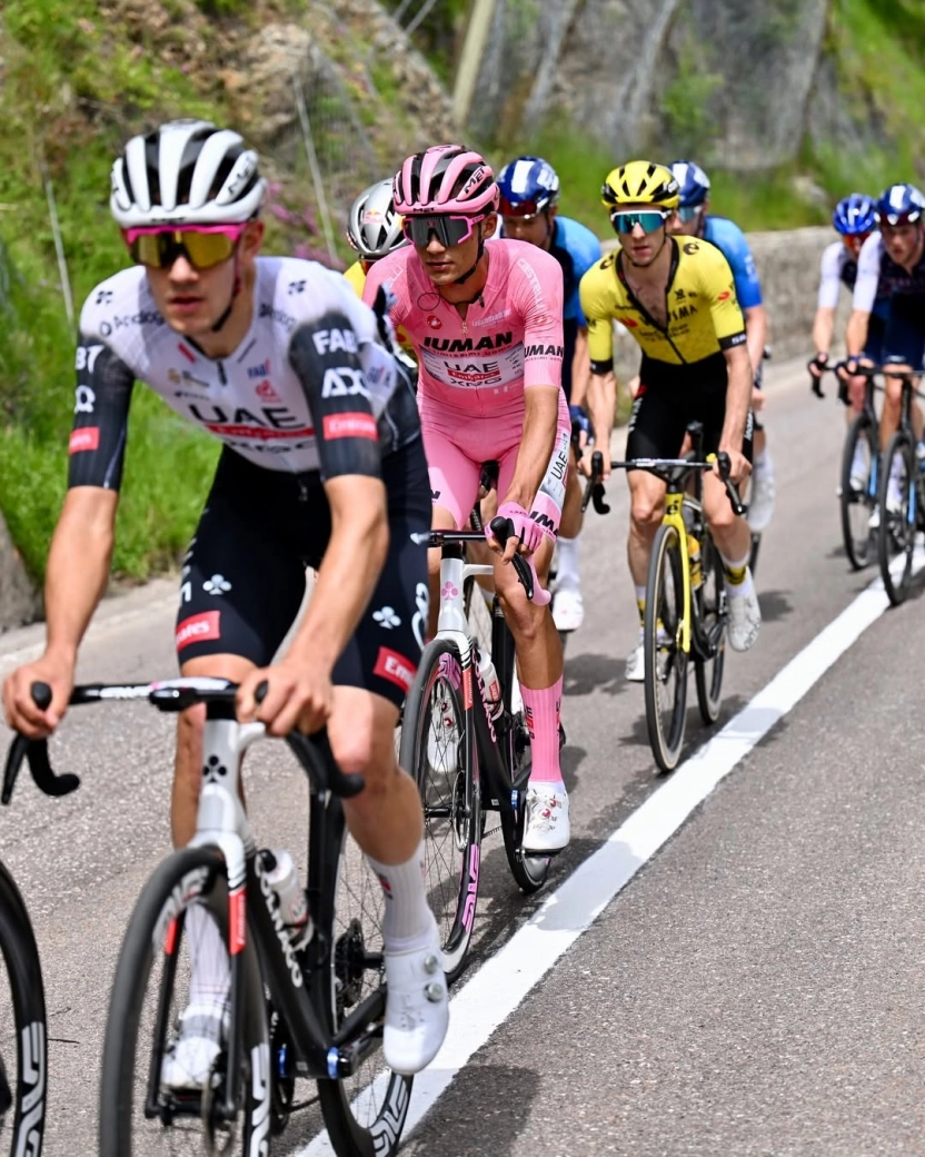 Del Toro defends the pink jersey of the Giro d'Italia like a champion against a Carapaz who continues to bet on winning