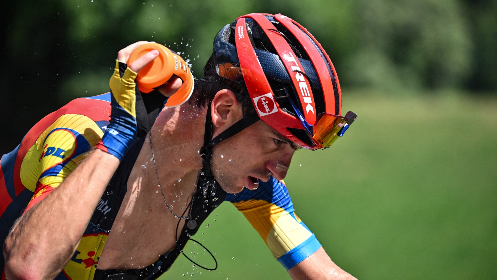 How many days does it take to acclimatize to the heat and what are the benefits?