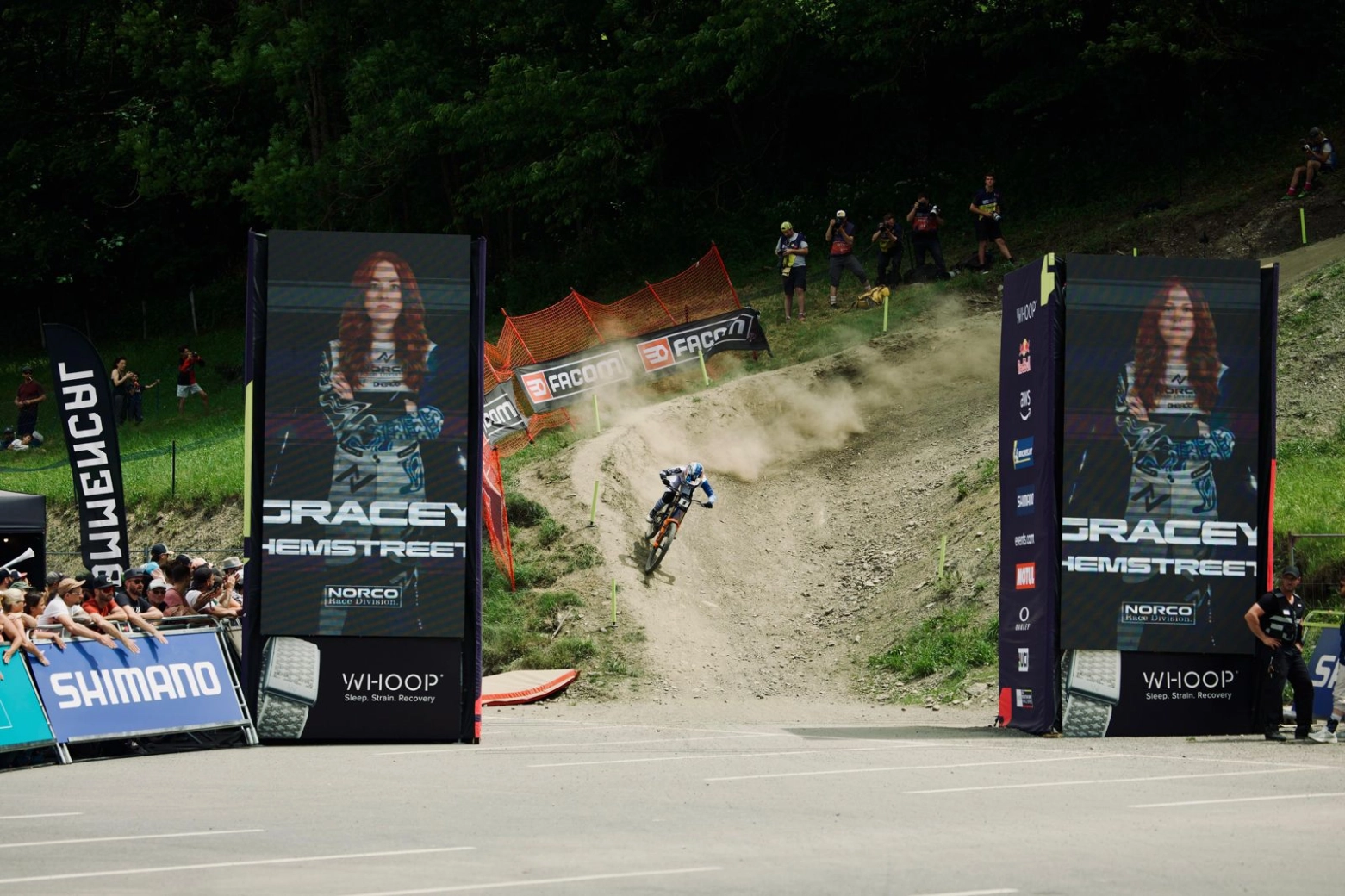 Hemstreet e Goldstone conquistam um histórico dobradinha para o Canadá na Copa do Mundo DH de Loudenvielle