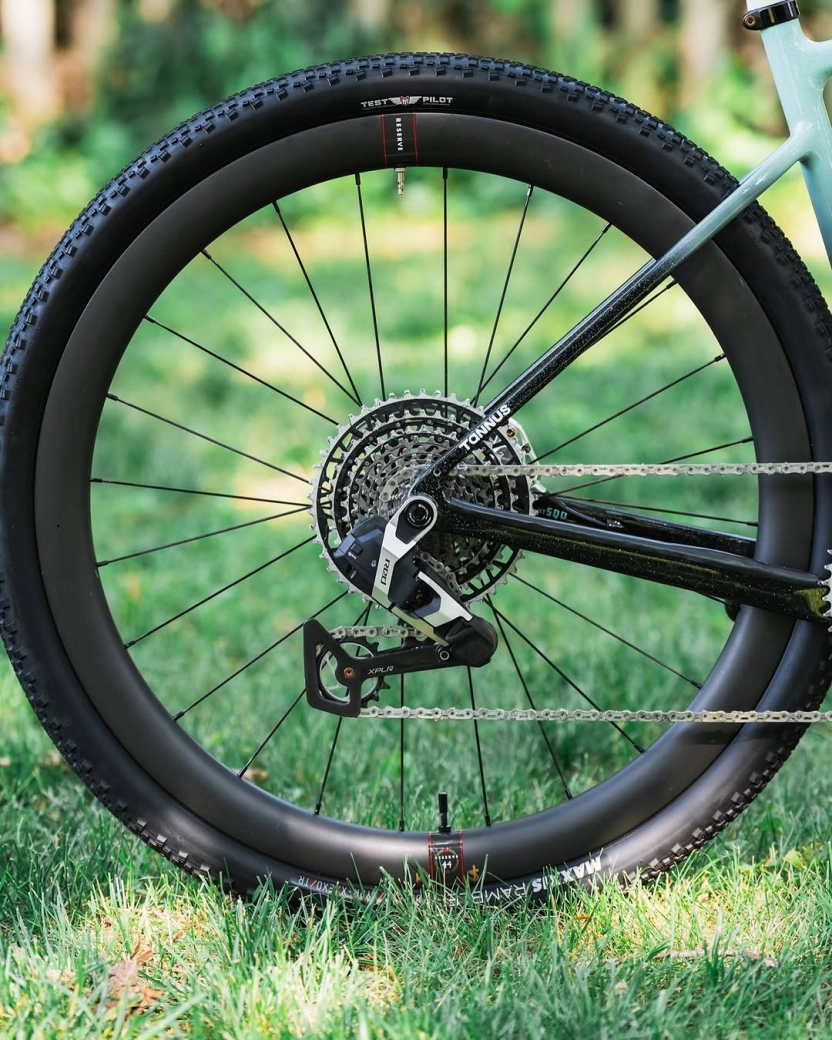 2 valves par roue, c'est le système utilisé par Santa Cruz dans Unbound Gravel