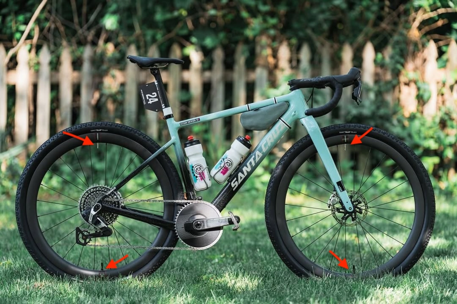 2 valves par roue, c'est le système utilisé par Santa Cruz dans Unbound Gravel