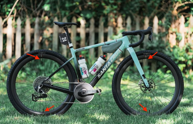 2 valves par roue, c'est le système utilisé par Santa Cruz dans Unbound Gravel