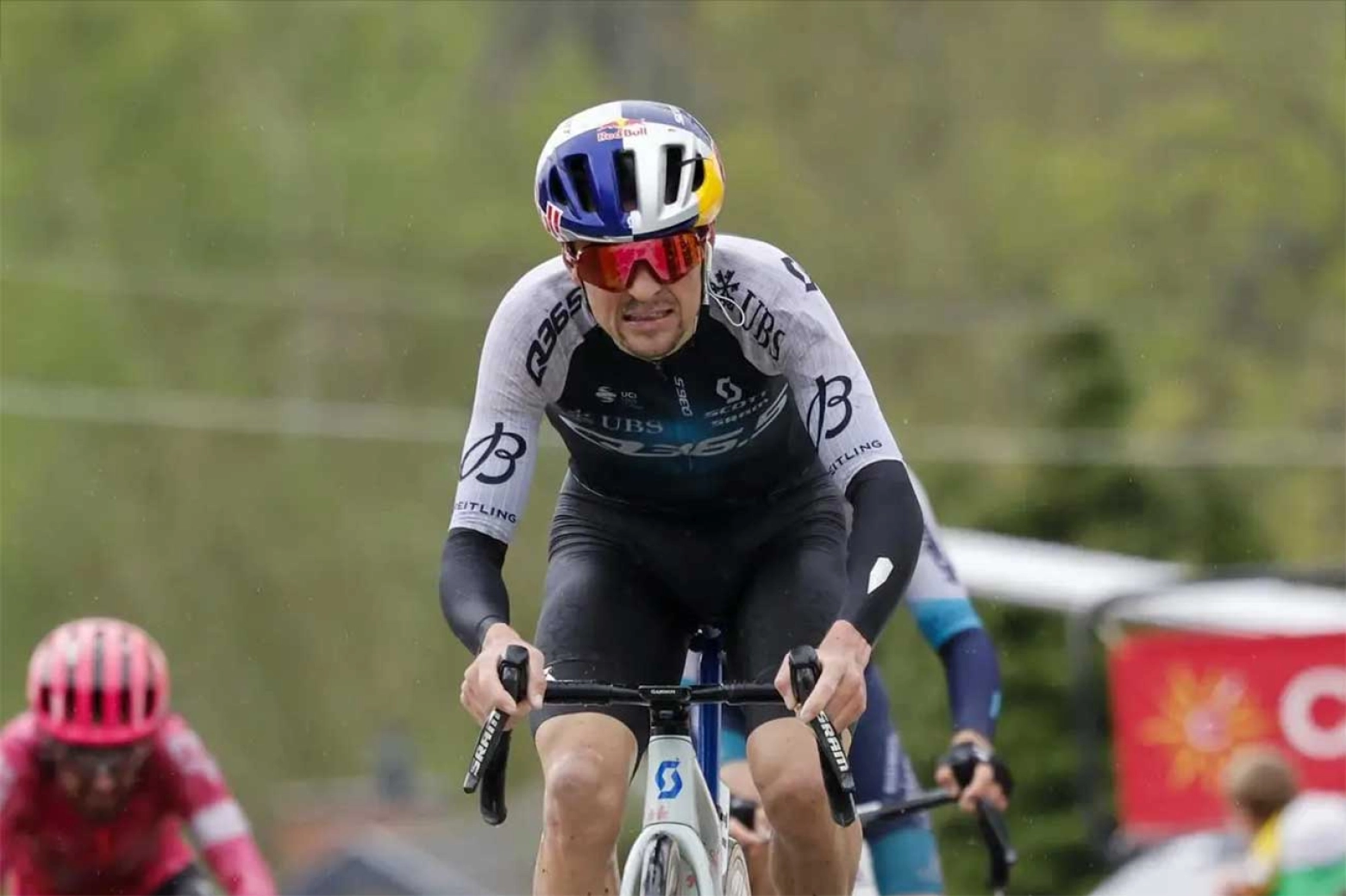 Pidcock has not done well in the Giro: neither stages, nor general classification and doubts about La Vuelta