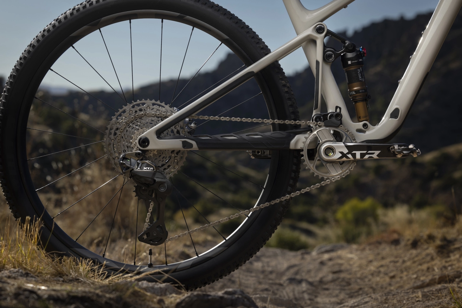 Shimano says goodbye to cables with its new electronic group XTR M9200 Di2