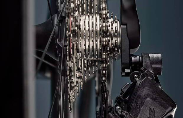 Campagnolo présente le premier groupe 2x13 du monde et son levier de pouce est de retour