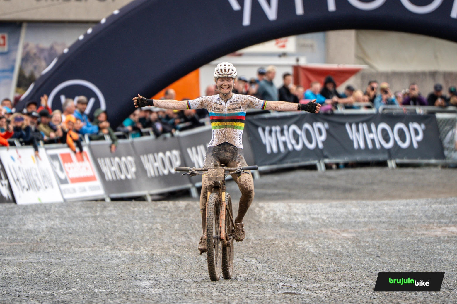 Puck Pieterse gives a real lesson in mud and wins the XCO World Cup in Leogang 2025