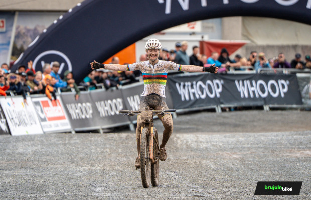 Puck Pieterse da una auténtica lección en barro y gana la Copa del Mundo XCO de Leogang 2025