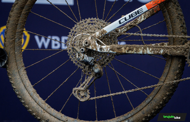 El XTR mecánico gana la Copa del Mundo en la que se estrenó su nueva versión electrónica