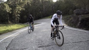 Zugasti y el youtuber Marco "Withzack" contra el muro de Ézaro