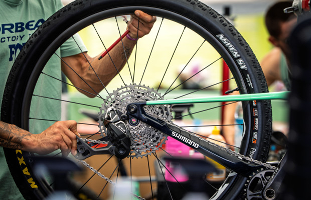 Poids et prix de tout le nouveau groupe Shimano XTR Di2 : transmission, freins, roues et pédales