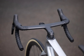 The Orbea Orca 2026 is renewed with the latest Oquo wheels and a new integrated handlebar
