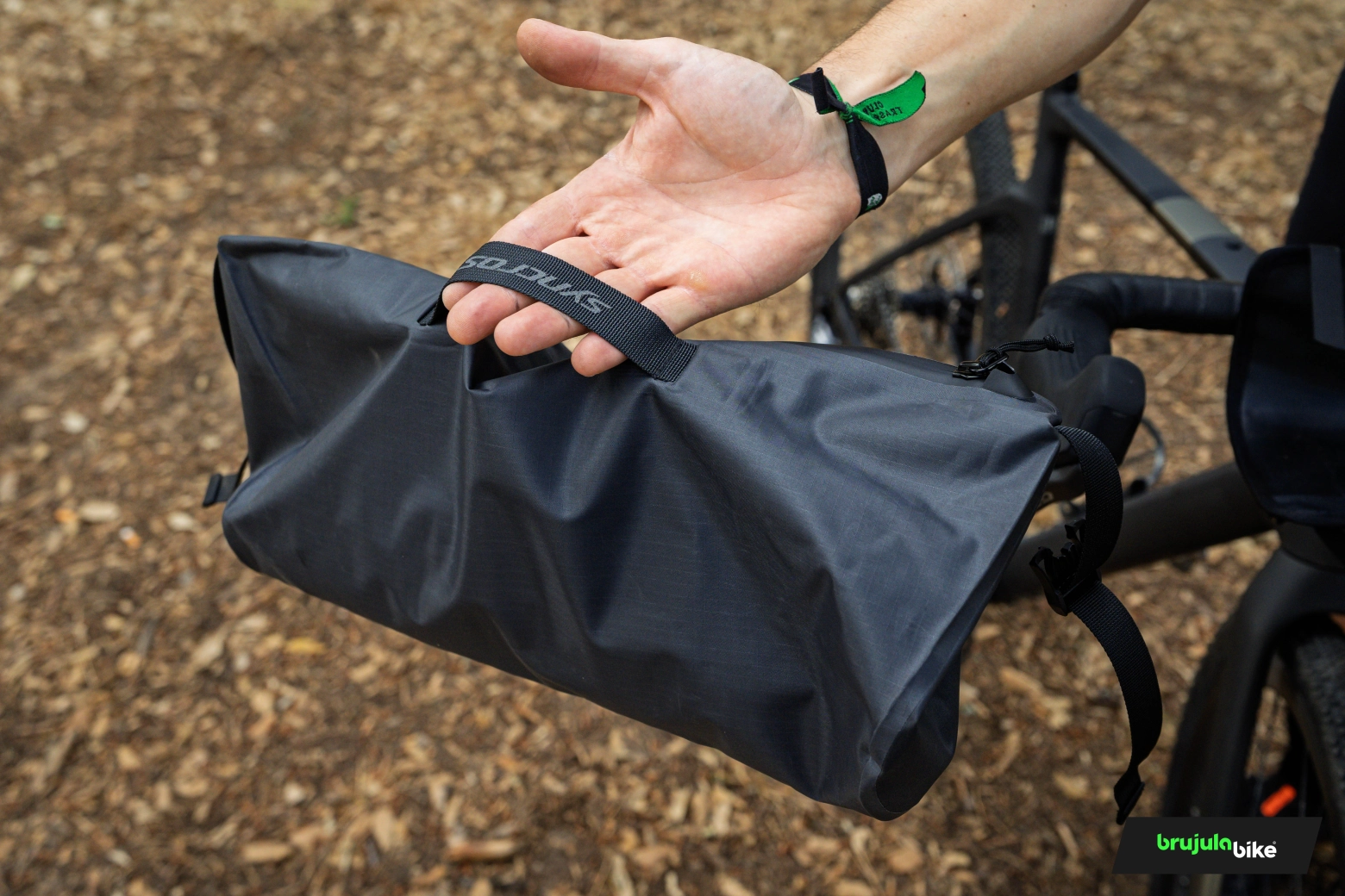 We tested the Syncros Handlebar Bag: space, stability, and gravel aesthetics