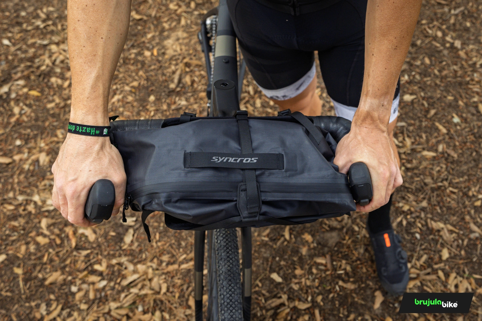 We tested the Syncros Handlebar Bag: space, stability, and gravel aesthetics