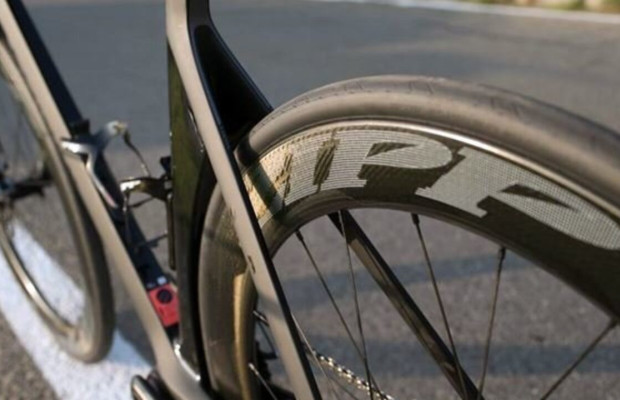 La nouvelle réglementation de l'UCI va directement à l'encontre de bon nombre des avancées actuelles : hauteur maximale de la jante, dimensions du guidon, largeur de la fourche...