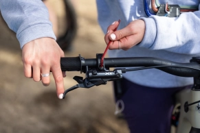 SHIMANO presents the new DEORE XT M8200 Di2: wireless technology and all-terrain reliability