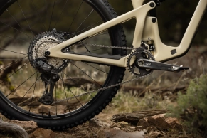 SHIMANO presents the new DEORE XT M8200 Di2: wireless technology and all-terrain reliability