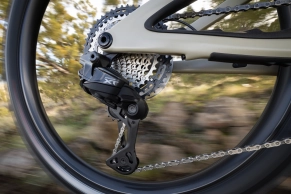 SHIMANO presents the new DEORE XT M8200 Di2: wireless technology and all-terrain reliability