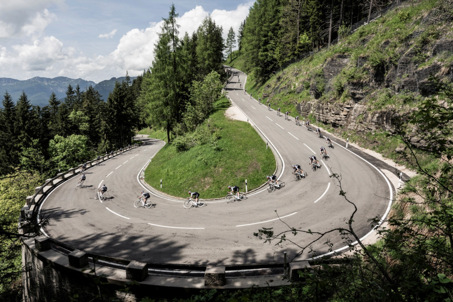 Pidcock reaches speeds of over 95 km/h descending this German pass