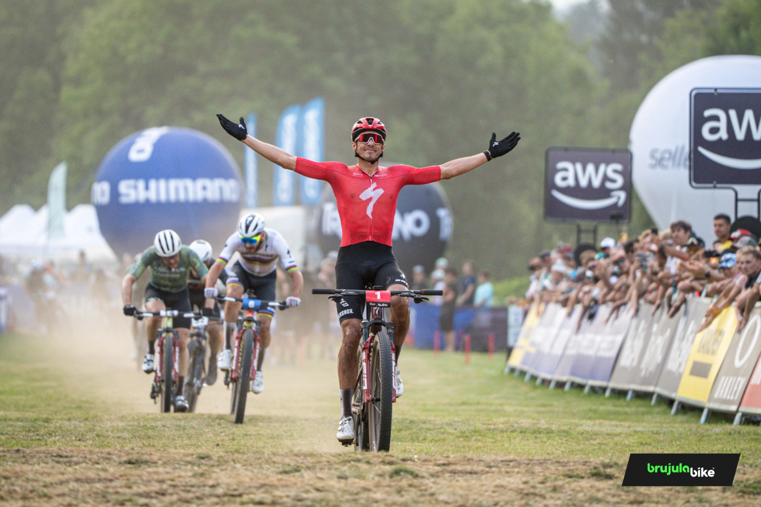 Cinco de cinco para Chris Blevins e uma vitória incontestável de Puck Pieterse no Short Track de Val di Sole