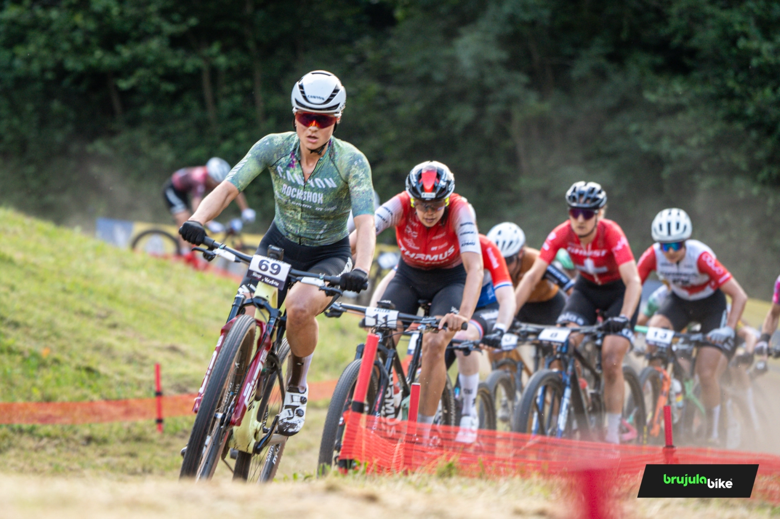 Cinco de cinco para Chris Blevins e uma vitória incontestável de Puck Pieterse no Short Track de Val di Sole