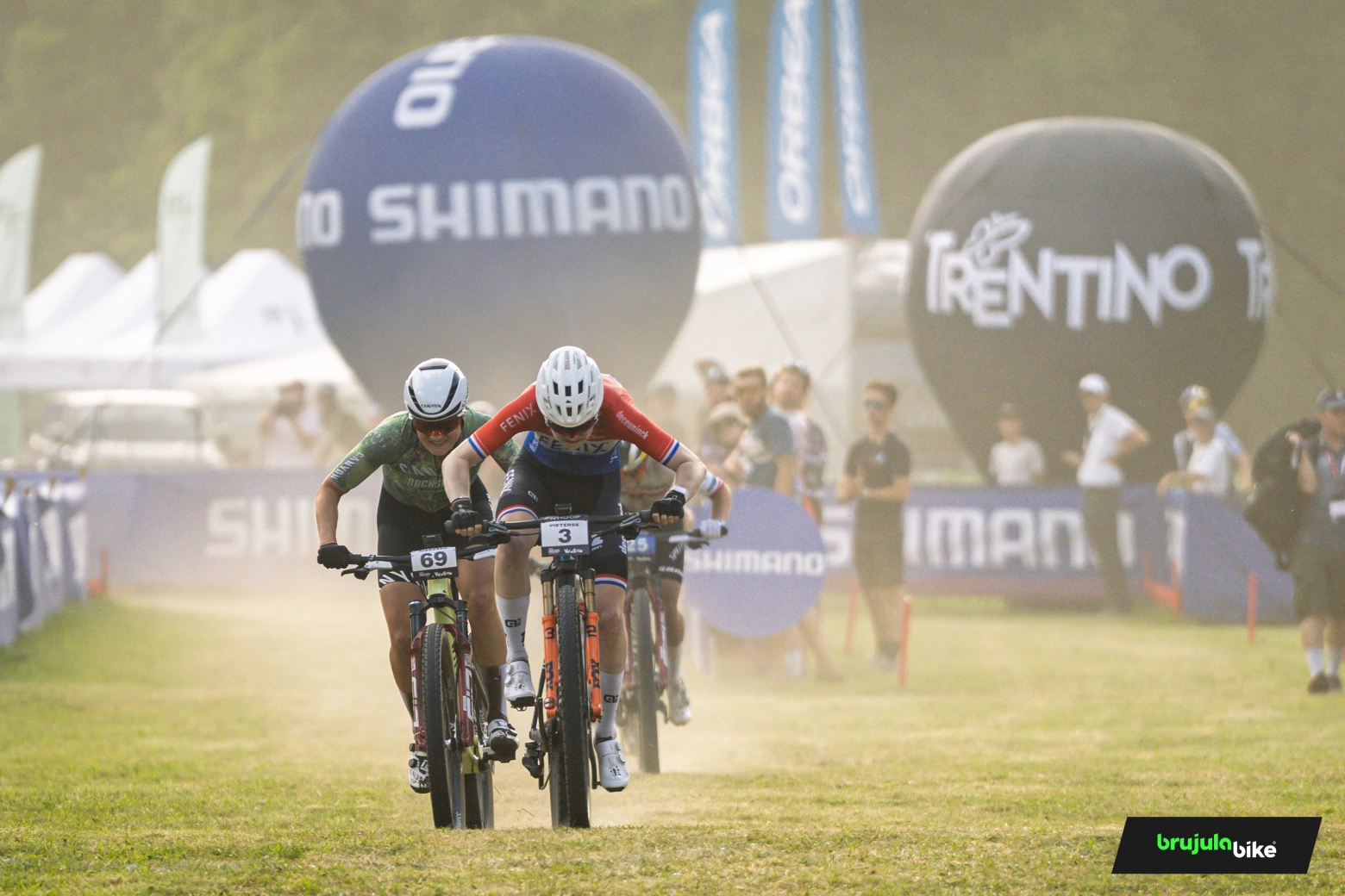 Cinco de cinco para Chris Blevins e uma vitória incontestável de Puck Pieterse no Short Track de Val di Sole