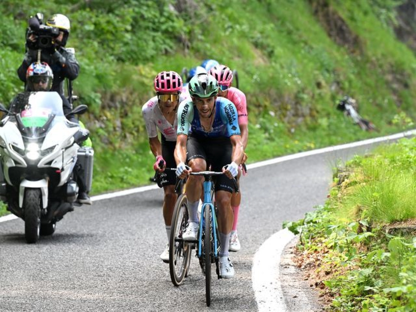 The UCI is investigating this cyclist for helping a rival team in the Giro: "I thought it was a good idea to sell myself"