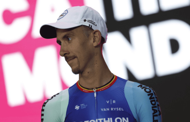 L'UCI enquête sur ce cycliste pour avoir aidé une équipe rivale dans le Giro :