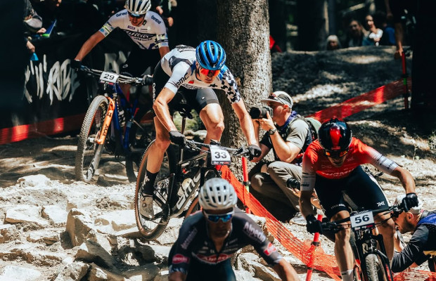 Fabio Puntener: de ficar sem equipe e pedir ajuda para se tornar a grande revelação da Copa do Mundo XCO 2025