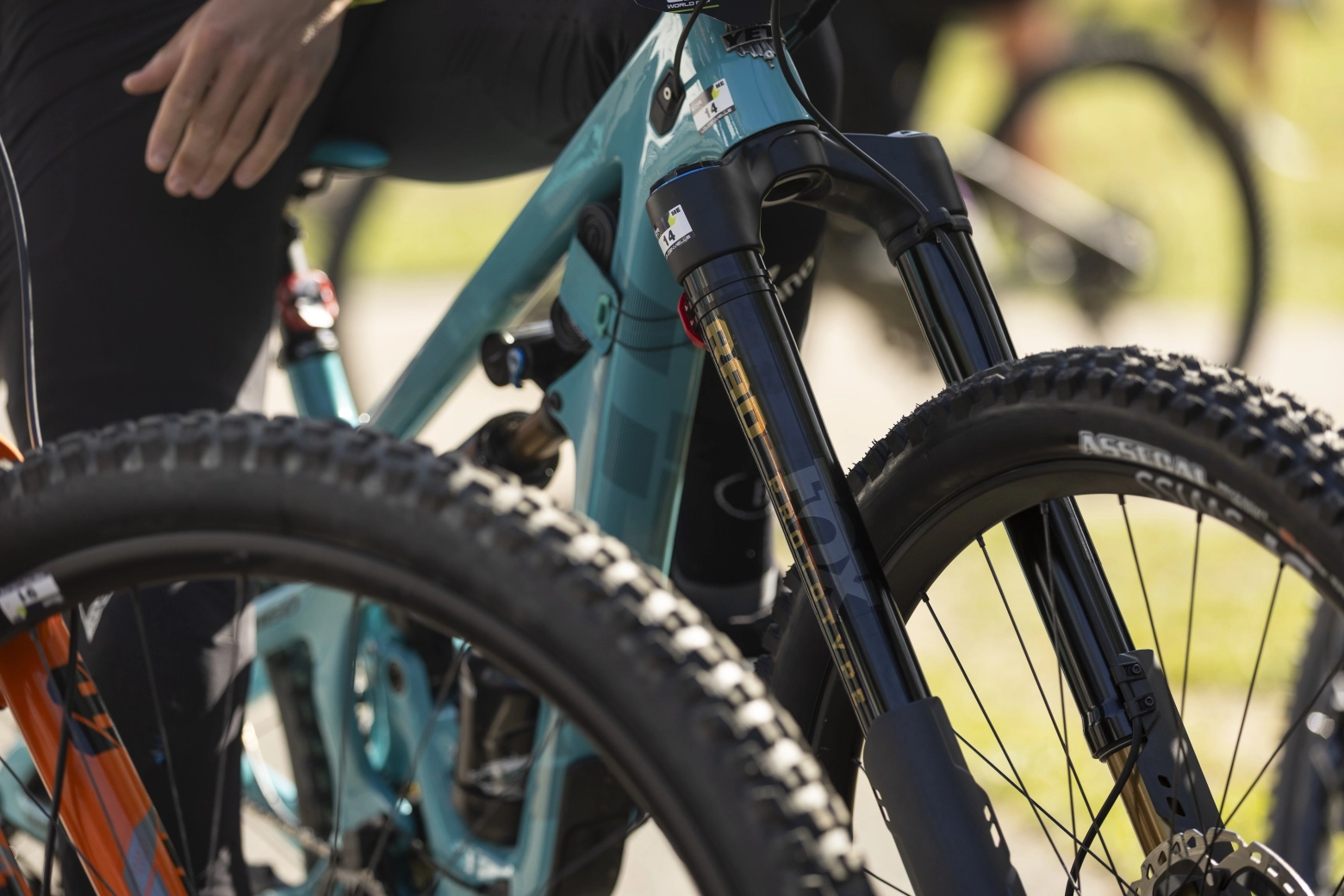 The new FOX Podium solves the main limitation of the inverted and is presented as the new reference for gravity