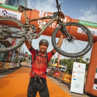 Sergio Mantecón y Claudia Galicia ganan la Titan Desert 2020