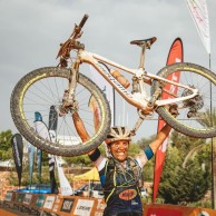 Sergio Mantecón y Claudia Galicia ganan la Titan Desert 2020