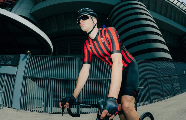Le AC Milan et Castelli s'unissent dans cet équipement cycliste très footballistique