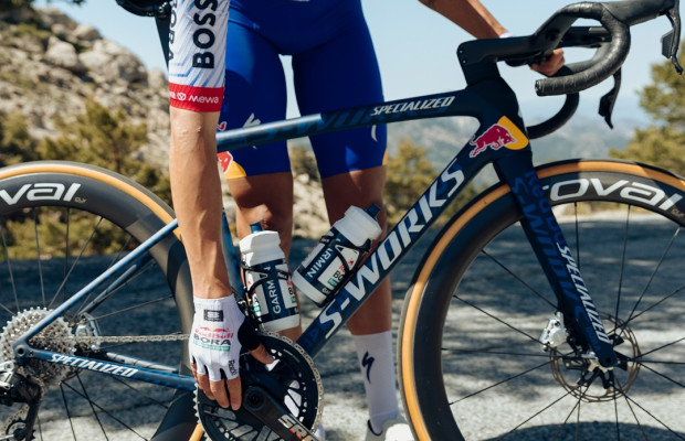 Specialized e Red Bull lançam à venda a coleção exclusiva para o Tour de France 2025